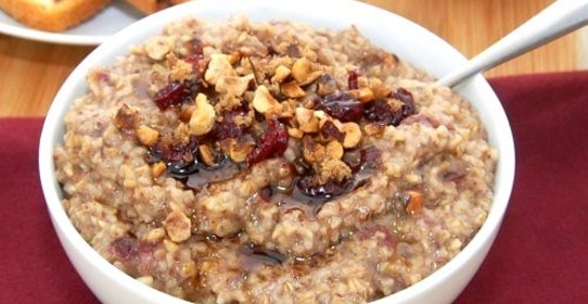 Овсяная каша с сушеной вишней и фундуком