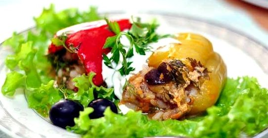 Перец, фаршированный рисом и овощами