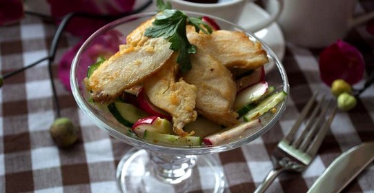 Легкий салат с редисом и курочкой