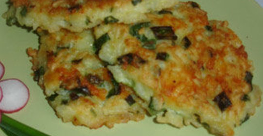 Рисовые оладьи с сыром и луком