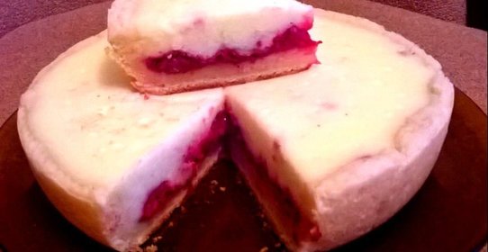 Творожно-песочный пирог с малиной и сметанной заливкой в мультиварке