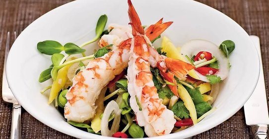 Салат из креветок с манго и ростками