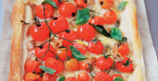 Пирог с томатами, базиликом и сыром талежио