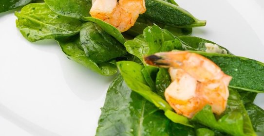 Салат из креветок с пхали из шпината и выдержанного сыра мотал