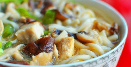 Лапша с курицей и грибами в азиатском стиле