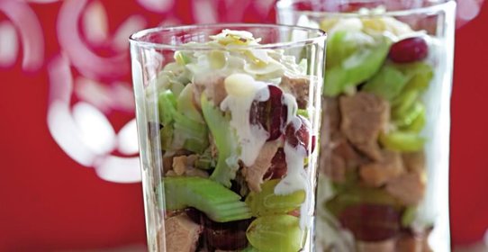 Салат с кальмарами, курицей и фисташками