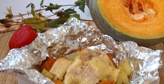 Куриное филе запечённое в фольге с тыквой и картофелем