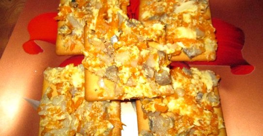 Крекеры с сельдью и морковью