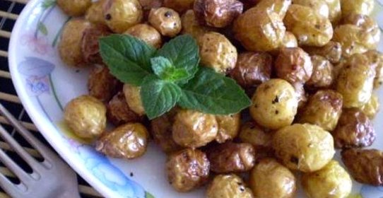 Мелкий картофель с чесноком