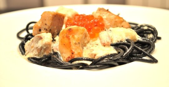 Черная паста в сливочном соусе с лососем и красной икрой