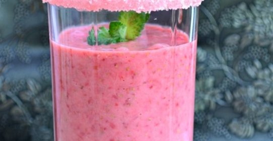 Клубничный коктейль с мятой