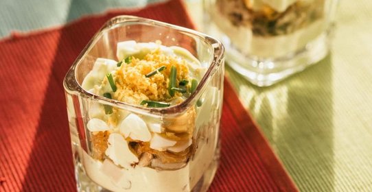 Яичный салат в бокалах