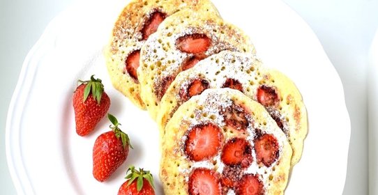 Клубничные оладьи