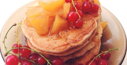 Веганские оладьи с яблочным соусом