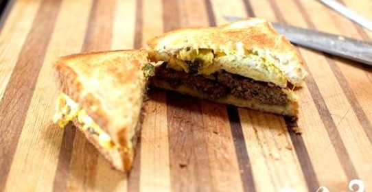 Сэндвичи с колбасой и халапеньо