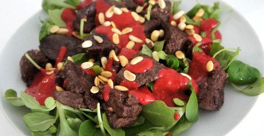 Салат с куриной печенью с соусом из малины