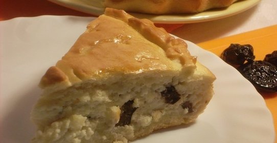 Пирог с творогом и черносливом