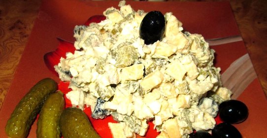 Салат с оливками и курицей