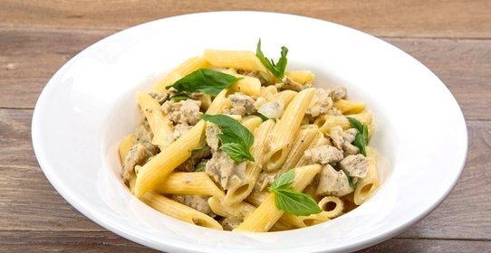 Пенне с курицей и грибами