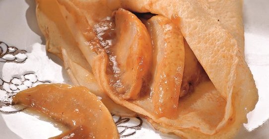 Блины с карамельными грушами