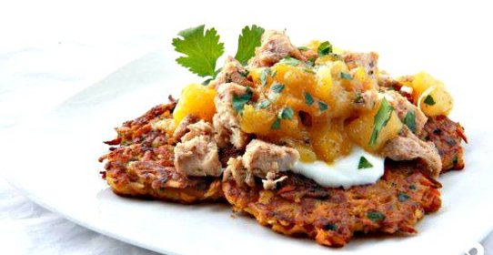 Куриные грудки с картофельными оладьями и чатни