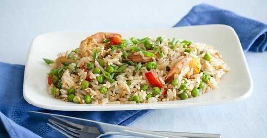 Жареный рис с креветками