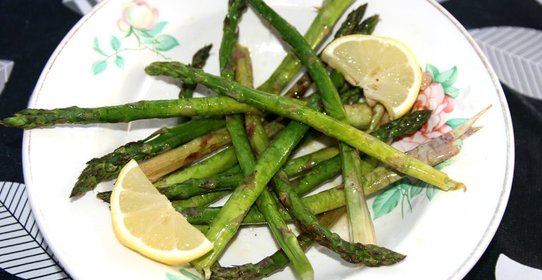 Спаржа на гриле с лимоном
