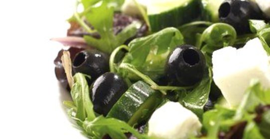 Коулсло из фенхеля с фетой и маслинами