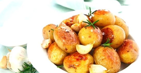 Запеченный картофель с чесноком