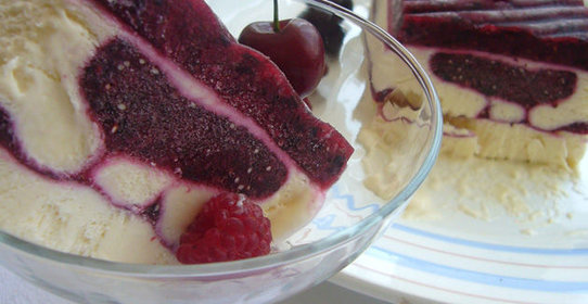 Семифредо с чёрной смородиной