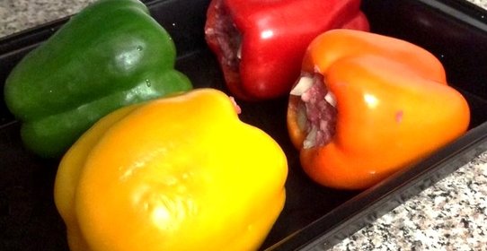 Запеченные, фаршированные мясом и рисом перцы