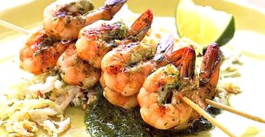 Креветки с капустой и соусом из кинзы