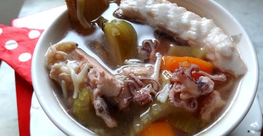 Согревающий тайский куринно-рыбный суп