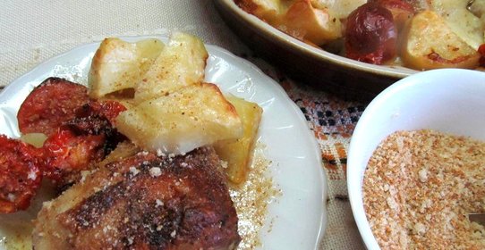 Куриные бедра с картофелем и помидором