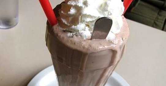 Коктейль с арахисовым маслом, шоколадом и бананом