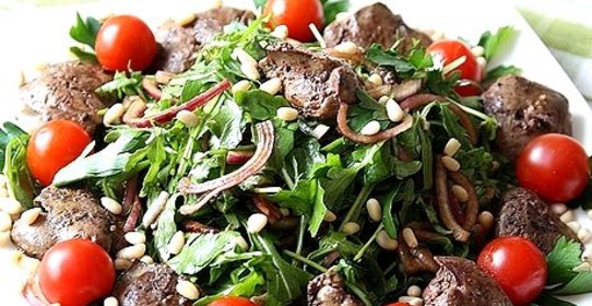 Горячий салат с куриной печенью