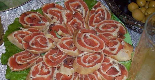 Рулетики из красной рыбки