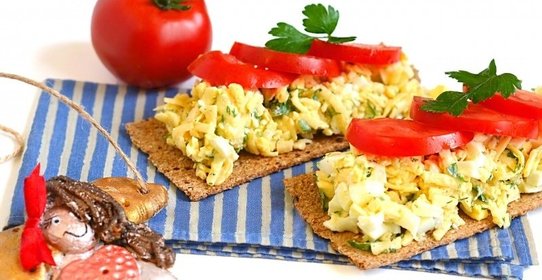 Сырный салат с яйцом