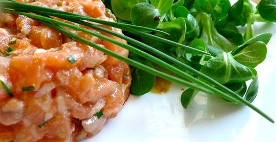 Тартар из лосося с каперсами