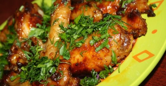 Крылышки, запеченные в томатном соке в мультиварке