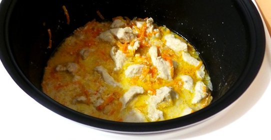 Куриное филе в мультиварке с морковью и луком