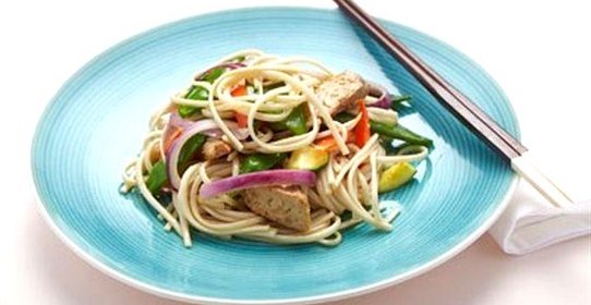 Жареные темпе и овощи с гречневой лапшой