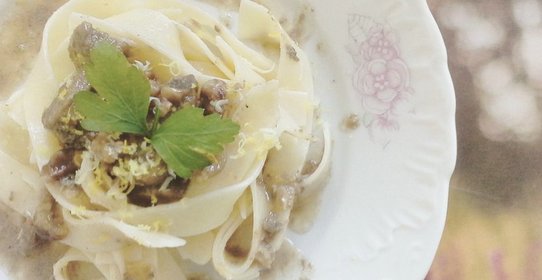 Говядина с грецкими орехами и грибами