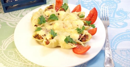 Фаршированные «ракушки» с грибами и ветчиной