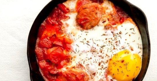 Яичница с помидорами и колбасой