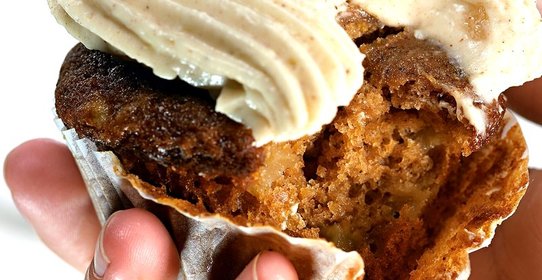 Капкейк с яблоком, специями и кремом из «Филадельфии» с корицей