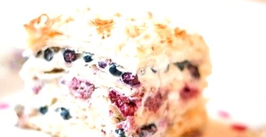 Слоеный торт со свежими ягодами