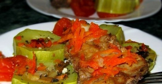 Тушеная курица с кабачками
