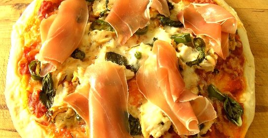 Пицца с пармской ветчиной