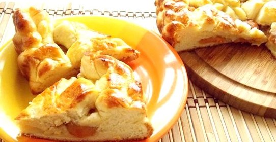 Сдобный пирог с абрикосами
